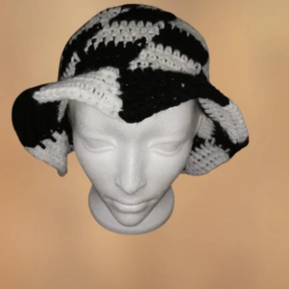 Crochet Checkered Cross-Body Bag - Picture 4 of 9